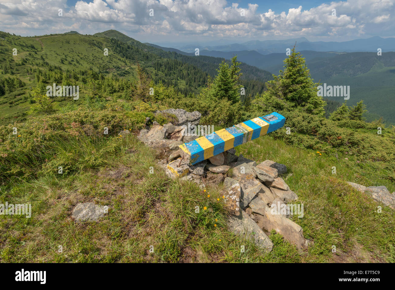 Staatsgrenze Ukraine in Berg Stockfoto