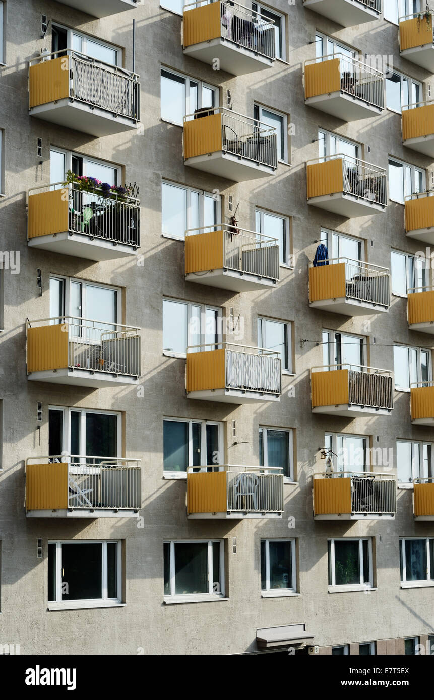 sonnenbeschienenen Fassade des Hochhauses mit Balkonen, vertikale Stockfoto