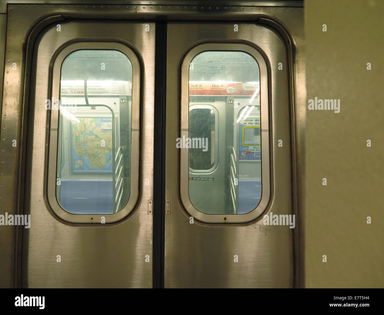 Coney Island Q-Zug sitzt an der Station in Manhattan, New York, Passagiere warten Stockfoto