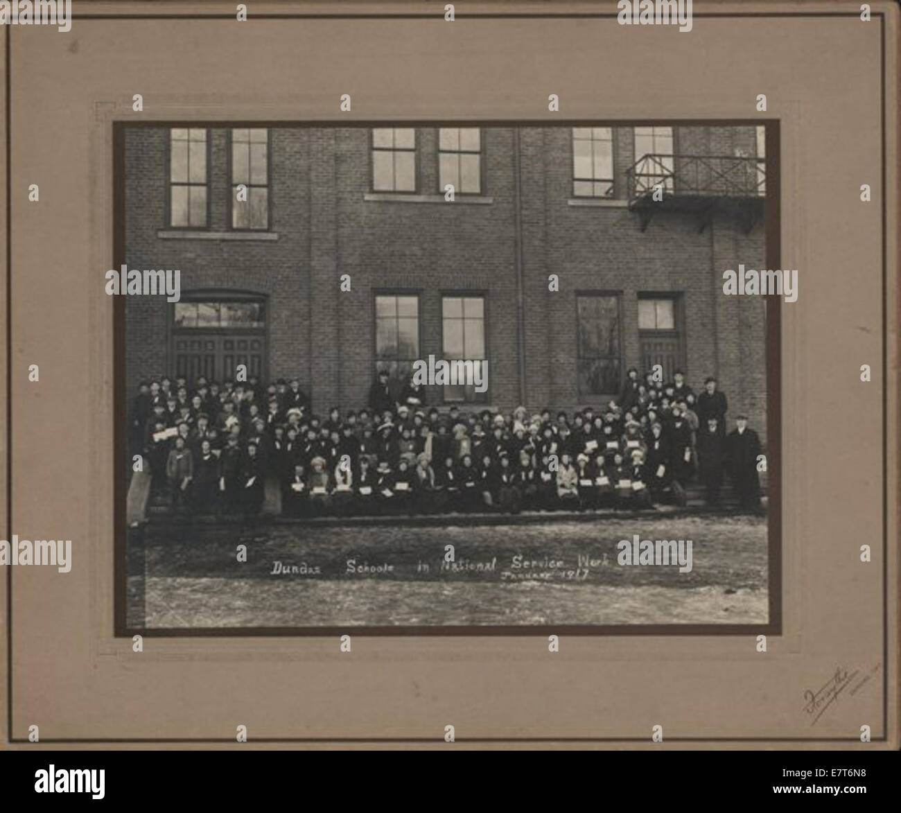 Eine Fotografie, die Dundas-Schulen in Ontario, Kanada, zeigt, die an der Arbeit des National Service beteiligt waren. Das Bild zeigt die Beteiligung von Studenten an lokalen Diensten während der Kriegszeit. Stockfoto