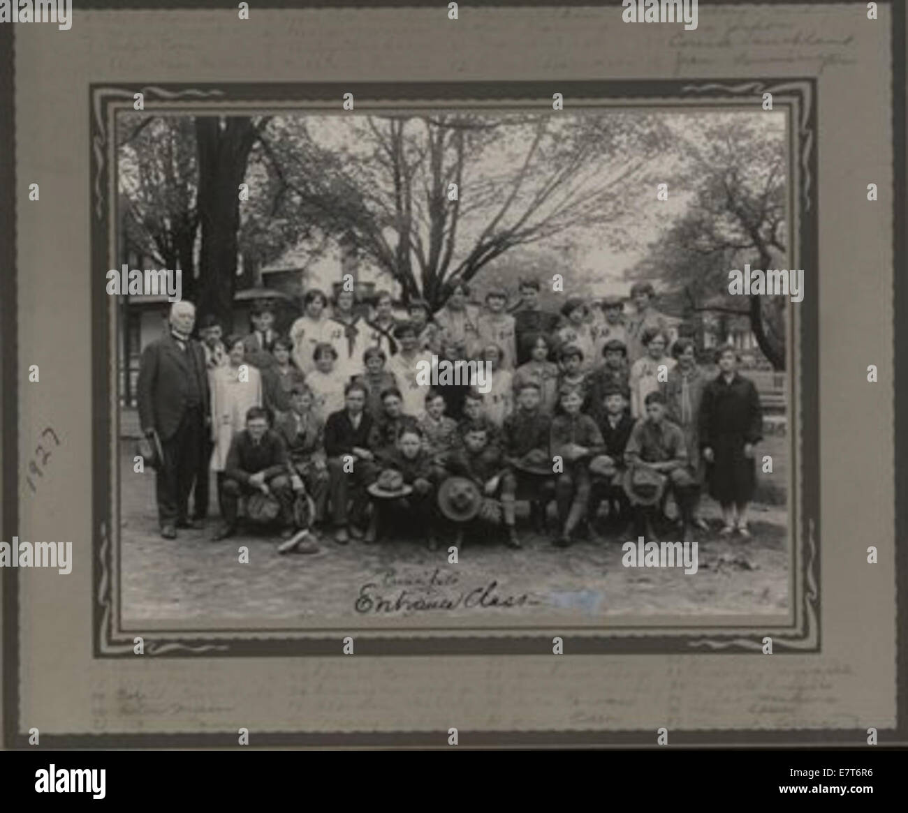 Dieses Foto zeigt die Eingangsklasse der Central Public School, bei der die Schüler im Rahmen einer Veranstaltung oder eines Treffens in der Schule versammelt sind. Das Bild zeigt die Jugendliche Energie und das Schulumfeld. Stockfoto