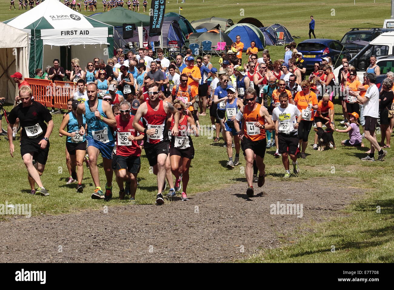 Wettbewerber in einer Nächstenliebe 24 Stunden Relais Cross Country Rennen, beginnend in Hochstimmung. Stockfoto