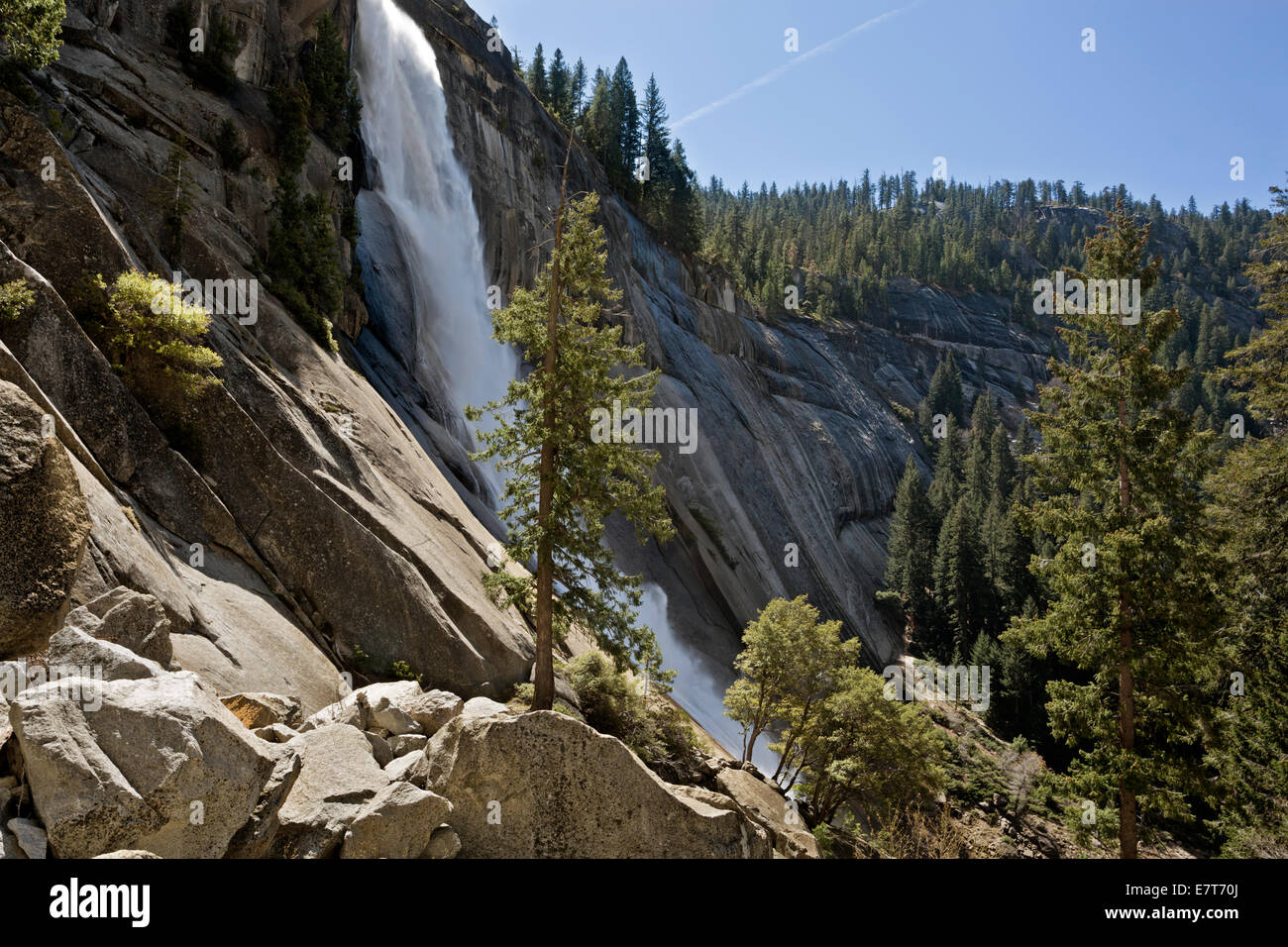 CA02297-00... Kalifornien - Nevada-Herbst auf dem Merced River aus dem Nebel-Pfad im Yosemite National Park angesehen. Stockfoto