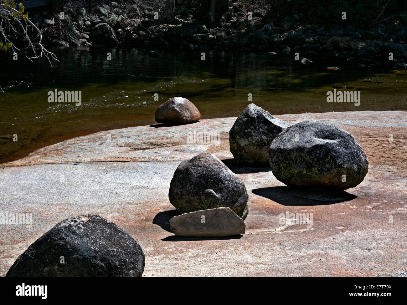 CA02301-00... Kalifornien - Geröll entlang des Merced River über Nevada Fall im Yosemite Nationalpark. Stockfoto