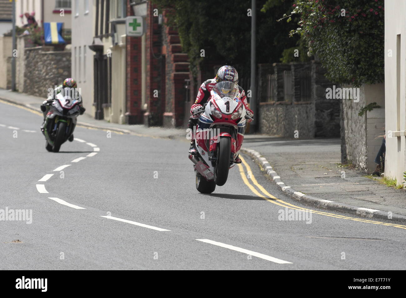 John McGuinness vor James Hillier während der Senioren Rennen, Finale der Insel 2014 von Man TT. Stockfoto