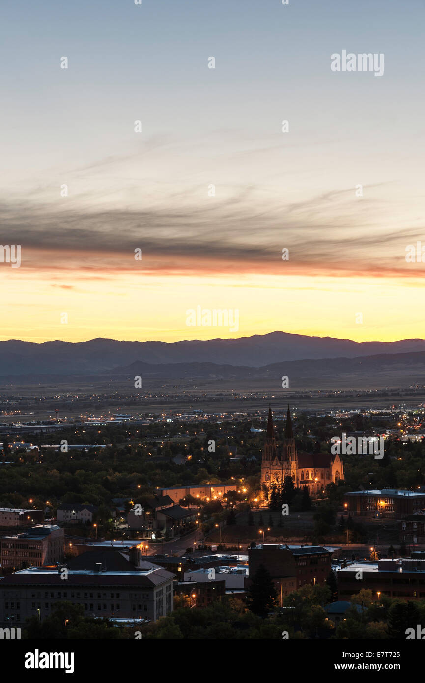 Die Skyline von Helena, dominiert von der Kathedrale St. Helena, grüßt den Anbruch eines neuen Tages vor den Big Belt Bergen Stockfoto