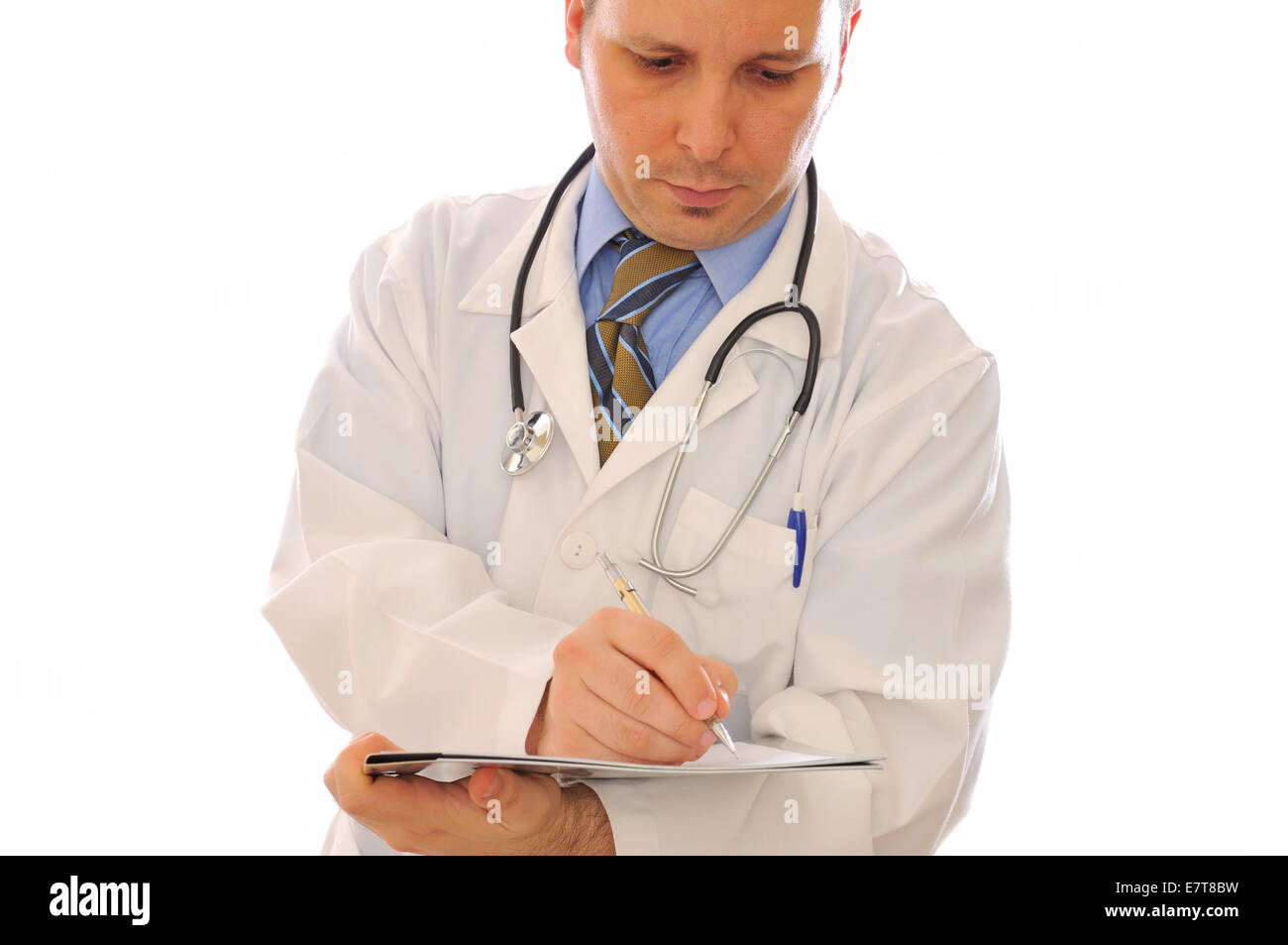 Arzt schreibt ein Rezept auf dem weißen Hintergrund Stockfoto