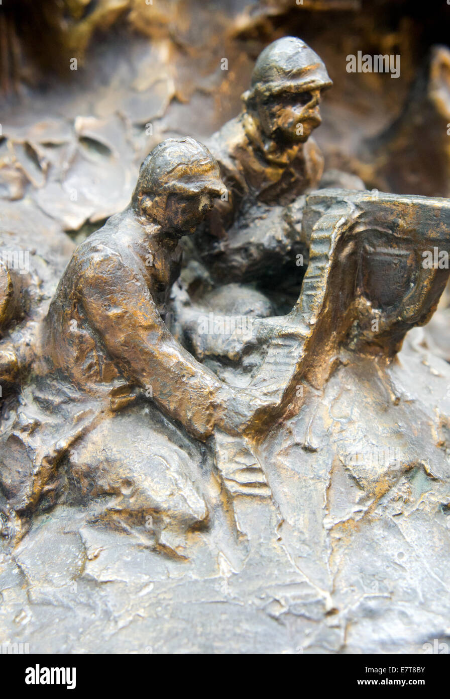 Der Triumph der Menschheit Bronze-Skulptur, ausgestellt auf den Tank Museum Dorset UK, entworfen von Michael de Tarowsky Stockfoto