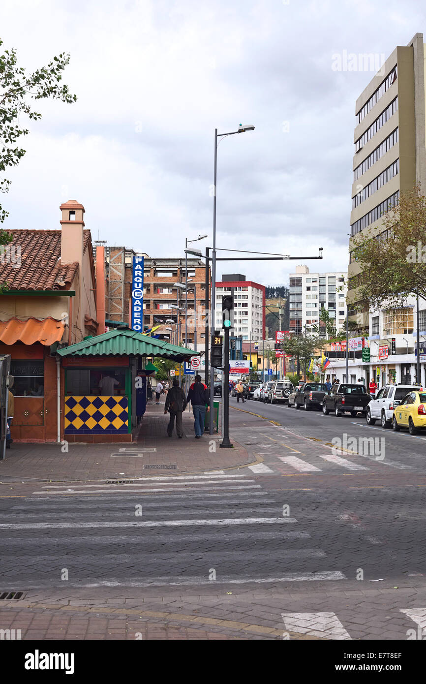 Die Kreuzung von Amazonas Avenue und Jeronimo AAS Street im Touristenzentrum La Mariscal in Quito, Ecuador Stockfoto