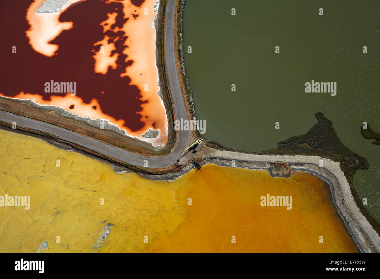 Bunten Algen in Salz Verdampfung Teichen, Redwood City, San Francisco Bay, San Francisco, Kalifornien, USA - Antenne Stockfoto