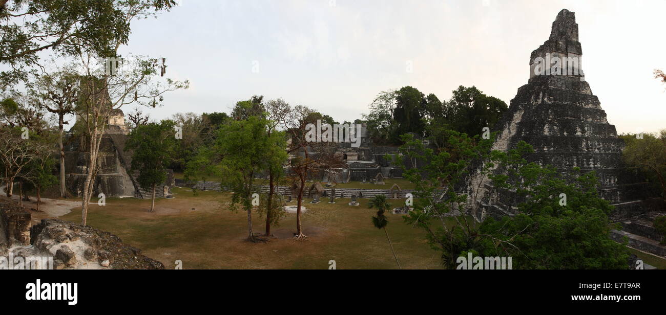 Gran Plaza und Tempel in der verlassenen Stadt Tikal, einem beliebten Nationalpark in Guatemala. Stockfoto