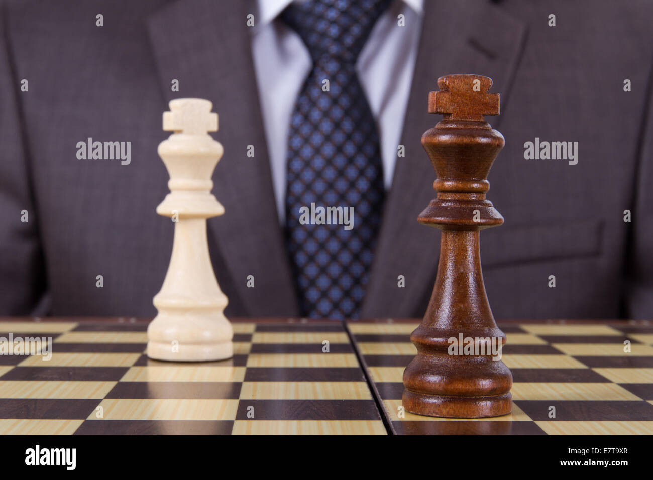 Unternehmer erhalten auf Schachspiel, zwei Könige auf Schachbrett gezeichnet. Stockfoto