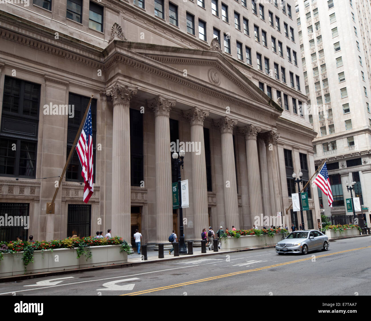Ein Blick auf die Federal Reserve Bank of Chicago (Chicago Fed) im Finanzdistrikt Chicagos. Stockfoto