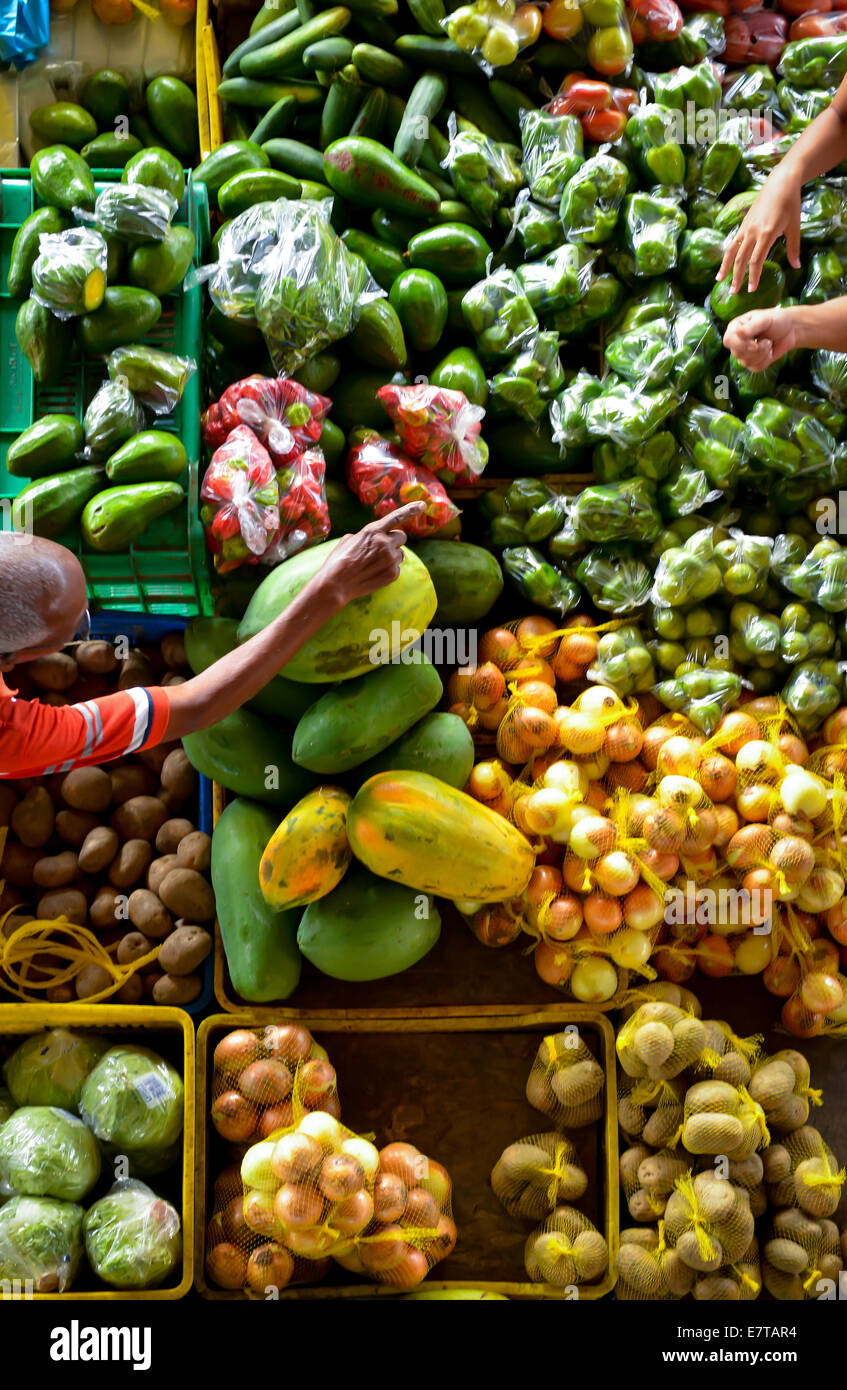 Der schwimmende Markt in Willemstad, Curacao hat eine tägliche Fülle der Insel Obst und Gemüse. Stockfoto