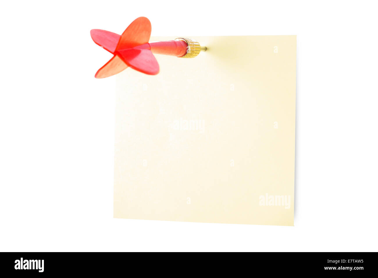Kunststoff Dart Pfeil, rot und gelb sticky post-it Note, isoliert auf weißem Hintergrund. Stockfoto