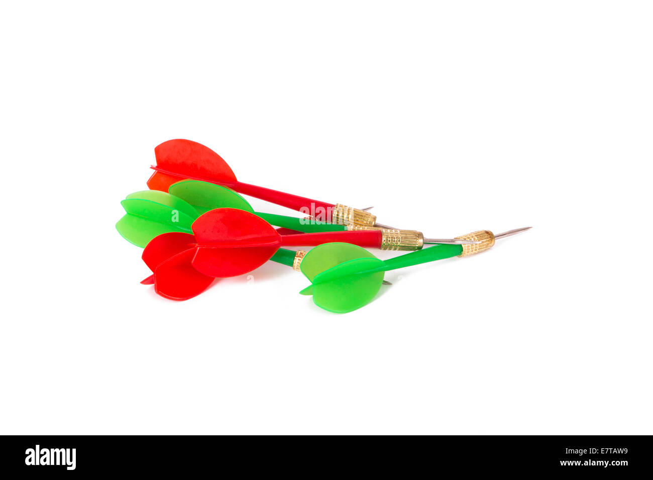 Kunststoff, grün und rot dart Pfeile, isoliert auf weißem Hintergrund. Stockfoto