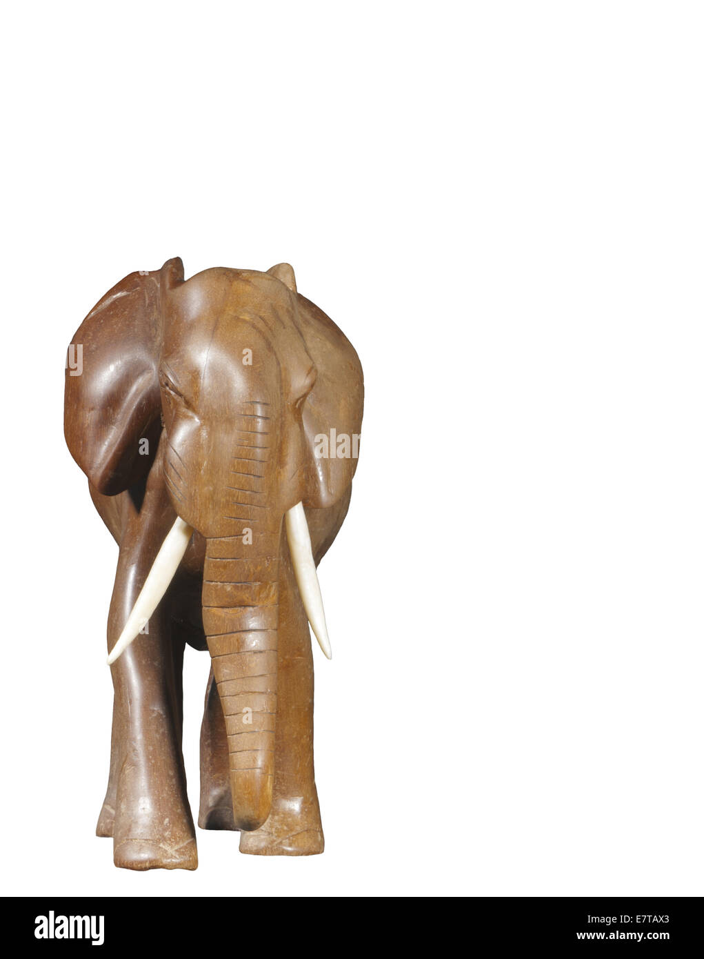 Hölzerne afrikanischer Elefant mit Elfenbein Stoßzähne. Stockfoto