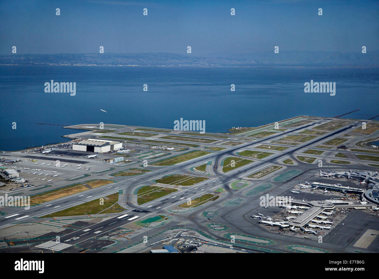 Flugzeuge, Terminals und Start-und Landebahnen am San Francisco International Airport, San Francisco, Kalifornien, USA - Antenne Stockfoto