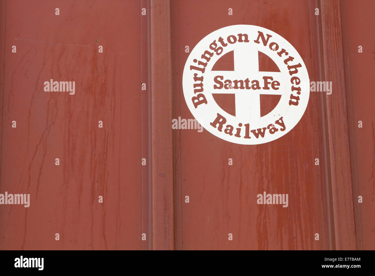 Nahaufnahme von einer Burlington Northern Santa Fe (BNSF) branding Logo an der Seite eine rote überdachte Trichter Waggon in ein Rangierbahnhofs Stockfoto