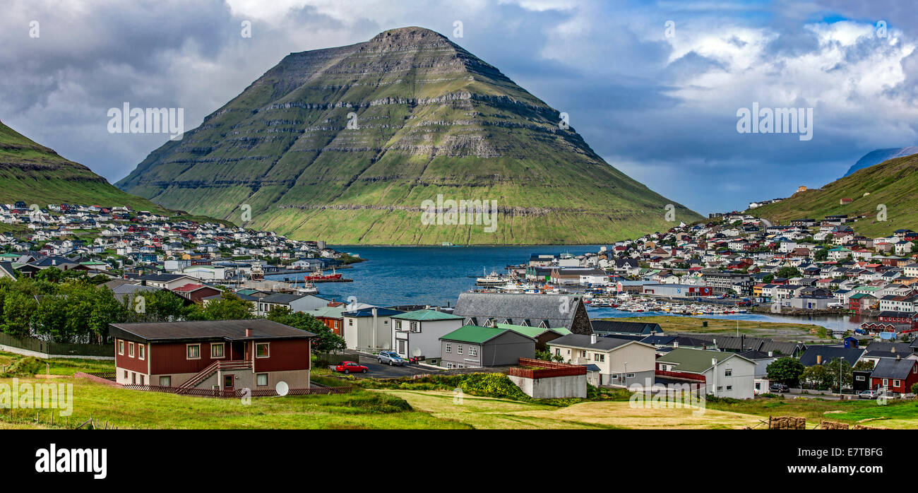 Panoramablick über die Stadt Klaksvik, Färöer Inseln, Dänemark, im Nordatlantik. Stockfoto