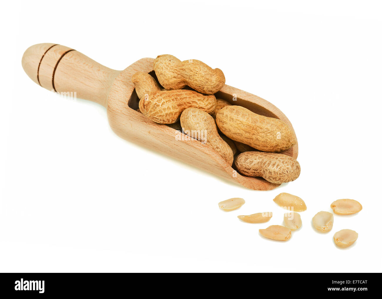 Haufen von trocken geröstete Erdnüsse in Schaufel isoliert auf weißem Hintergrund. Closeup. Stockfoto