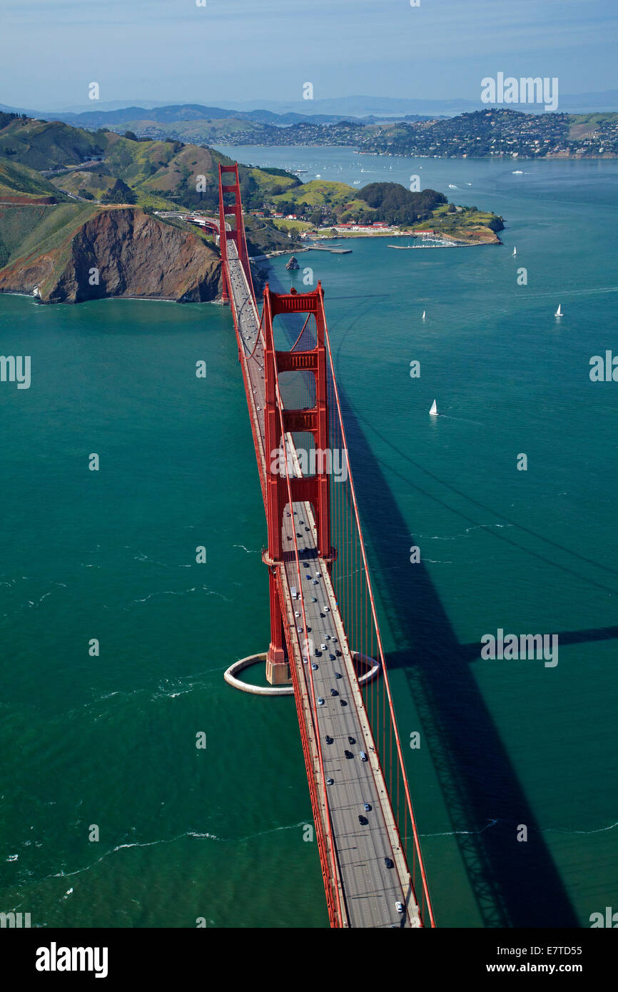 Golden Gate Bridge, und Marin Headlands, Bucht von San Francisco, San Francisco, Kalifornien, USA - Antenne Stockfoto