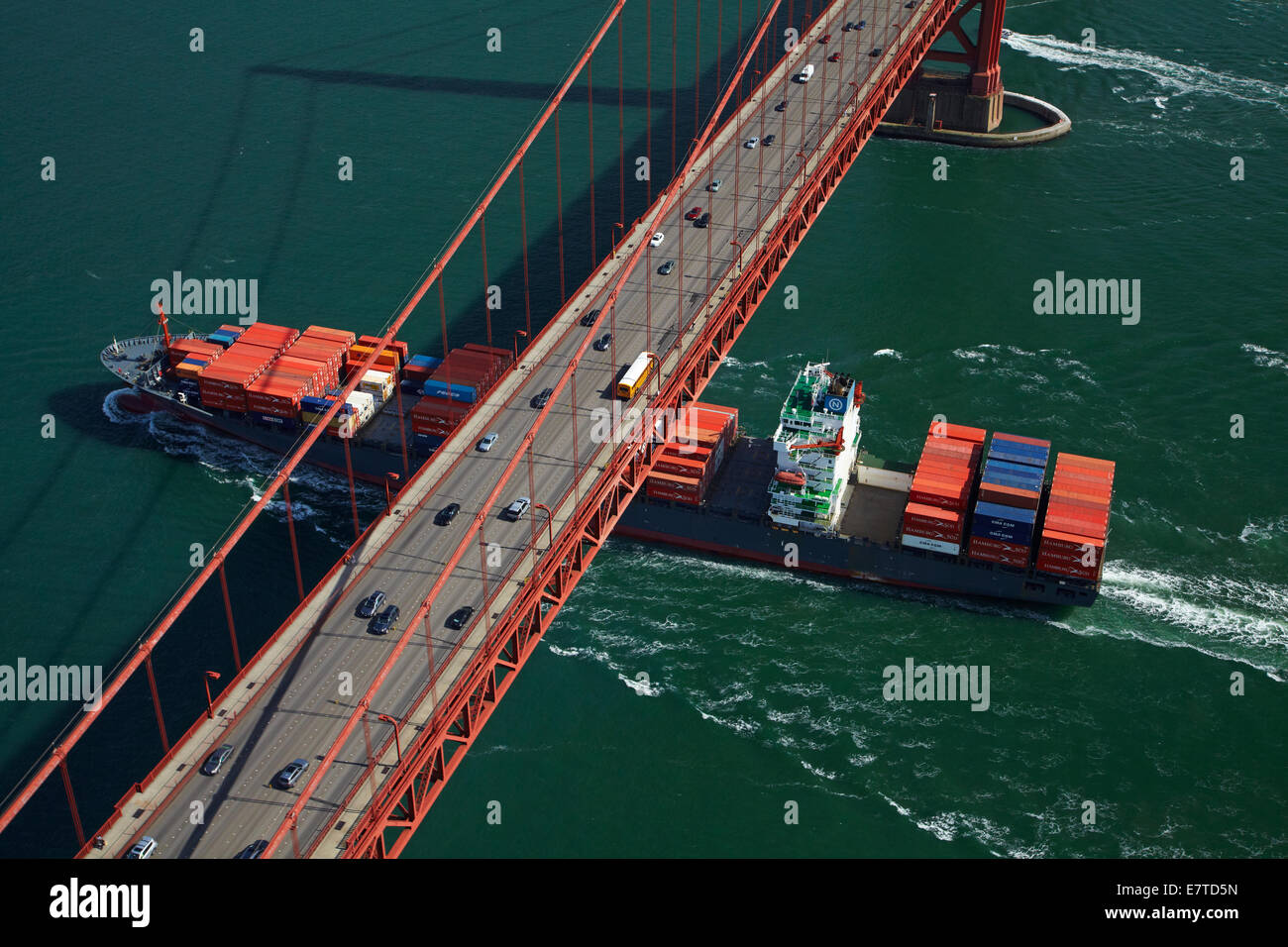 Containerschiff vorbei unter Verkehr auf der Golden Gate Bridge, San Francisco Bay, San Francisco, Kalifornien, USA - Antenne Stockfoto