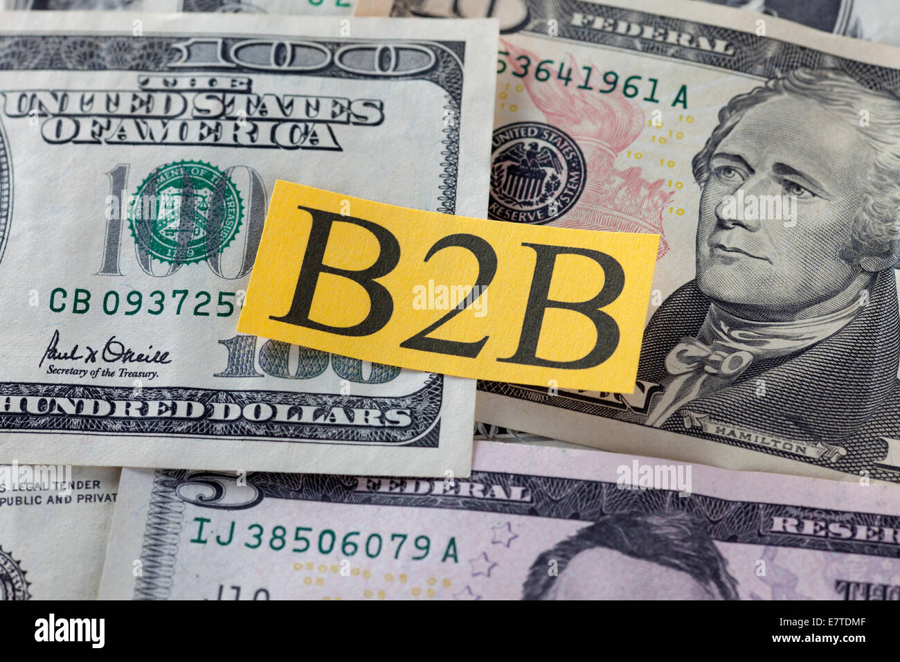 B2B auf Dollarnoten (Business to Business). Stockfoto