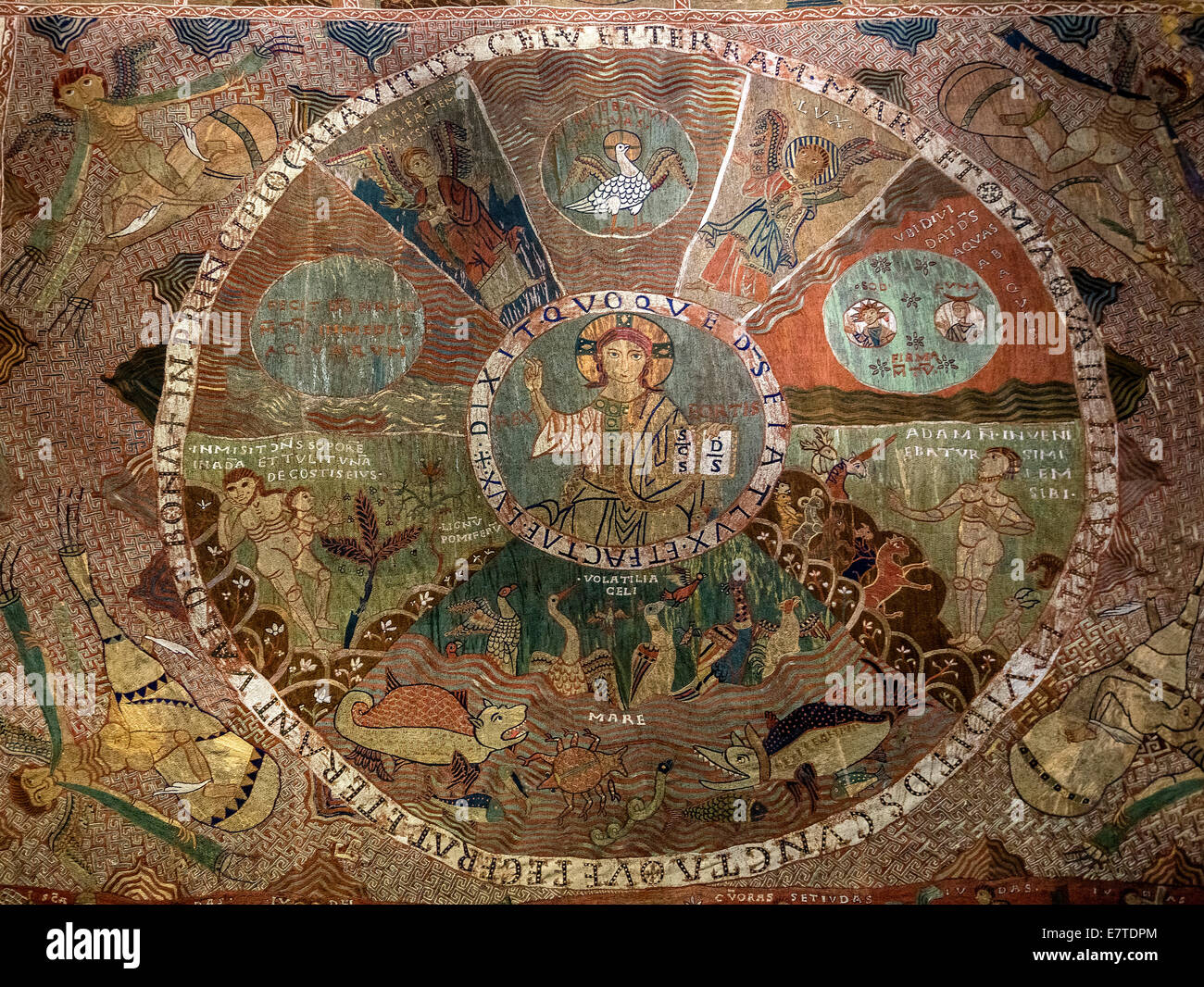 Tapis De La Creació, Wandteppich der Schöpfung oder Girona Wandteppich, 11. Jh., Christus Pantokrator im Zentrum, die Kathedrale von Girona, Stockfoto