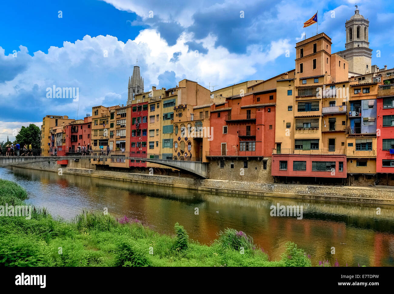 Bunte Häuser am Fluss Onyar, Kirche von San Feliu oder Kirche von Sant Felix auf der Rückseite, Banyoles, Girona, Katalonien, Spanien Stockfoto