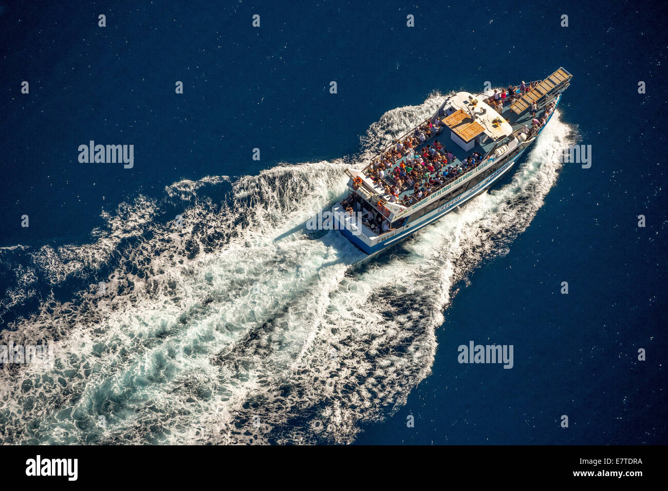 Luftaufnahme, Touristen auf einem Ausflugsschiff, Golf de Roses, Katalonien, Spanien Stockfoto