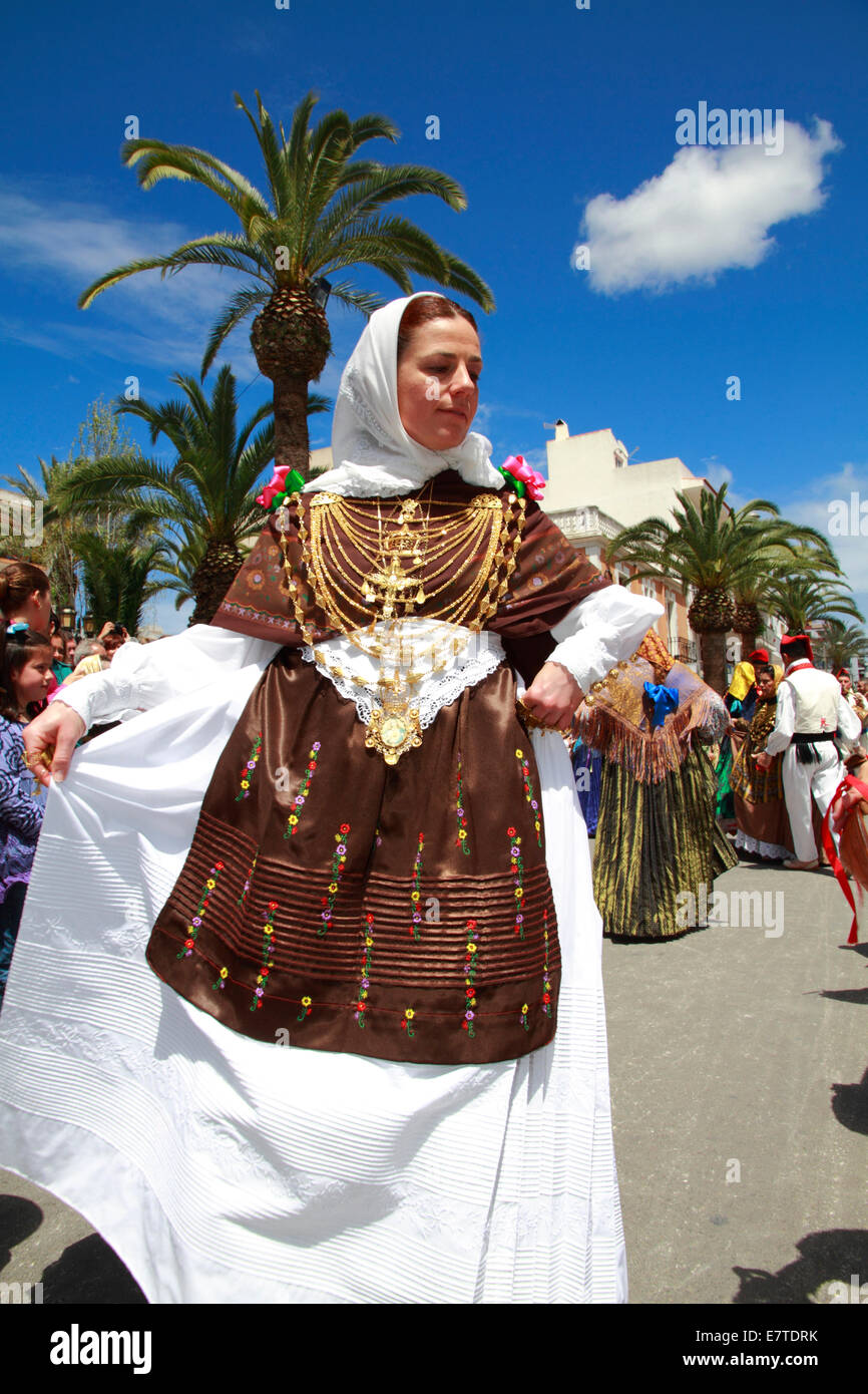 Junge Frau in Tracht, die typischen Tanz, Ibiza, Spanien Stockfoto