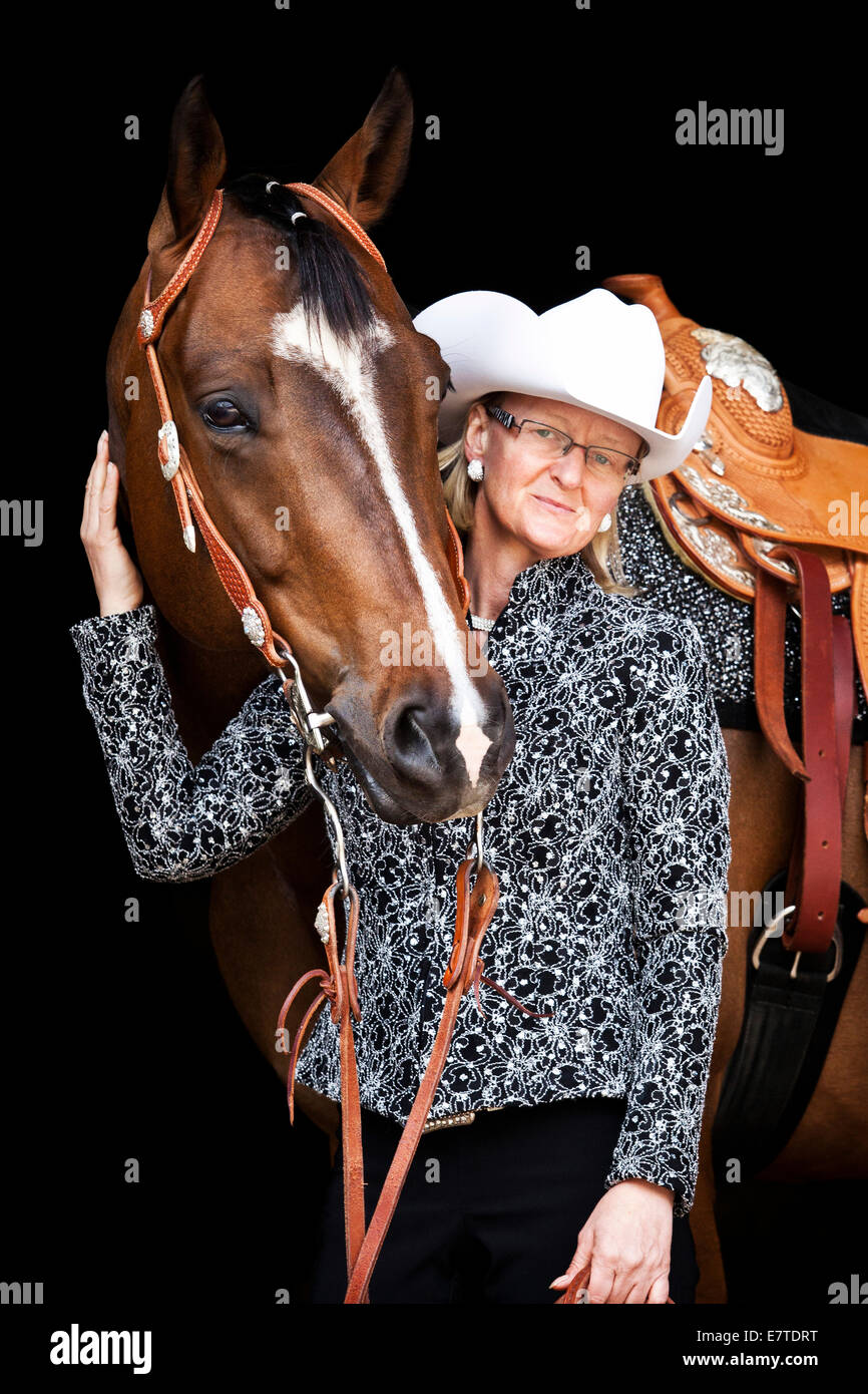 Quarter Horse, Wallach, Turnier-Outfit mit einer weiblichen Western Reiter auf ein Wild West Show Bucht Stockfoto