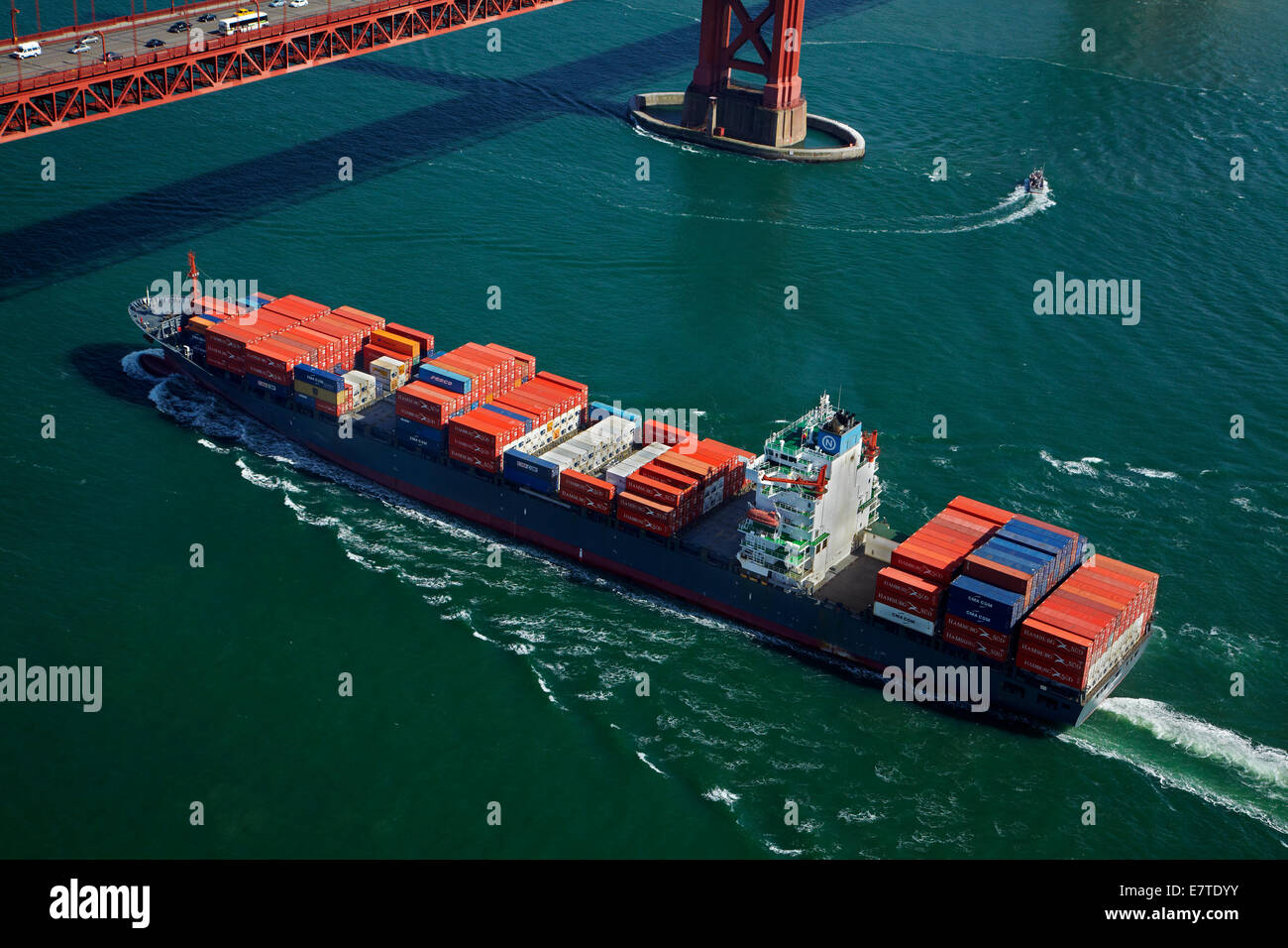 Containerschiff vorbei unter der Golden Gate Bridge, San Francisco Bay, San Francisco, Kalifornien, USA - Antenne Stockfoto