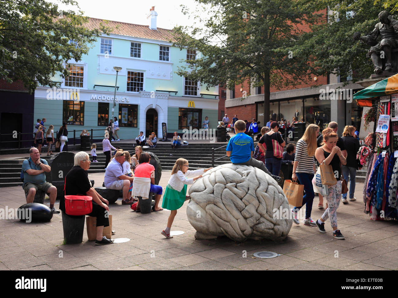 Eine Marmor Gehirn Skulptur von Anne und Patrick Poirier am Haymarket in Norwich, Norfolk, England, UK. Stockfoto