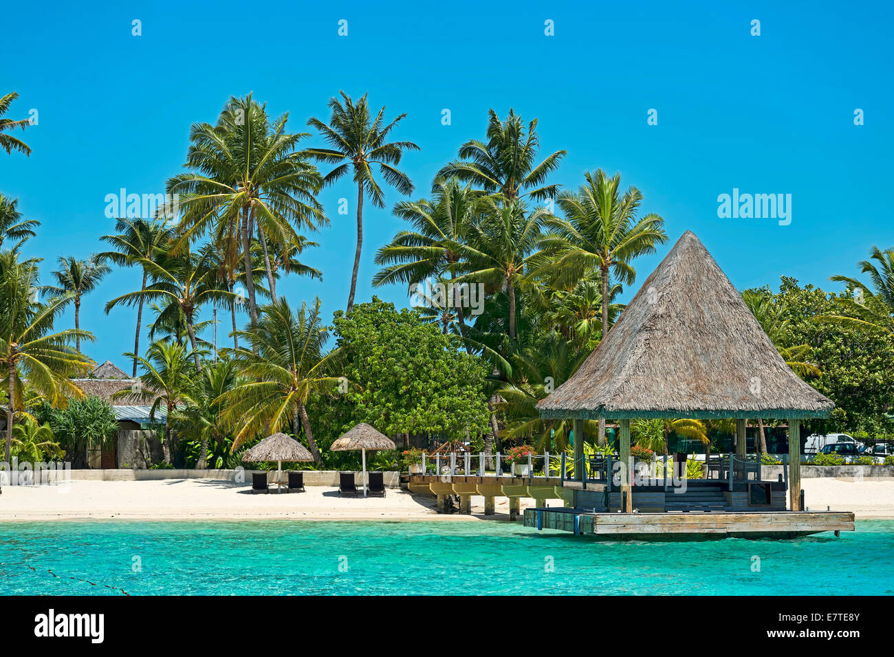 Bungalow am Strand, Bora Bora, Französisch-Polynesien Stockfoto