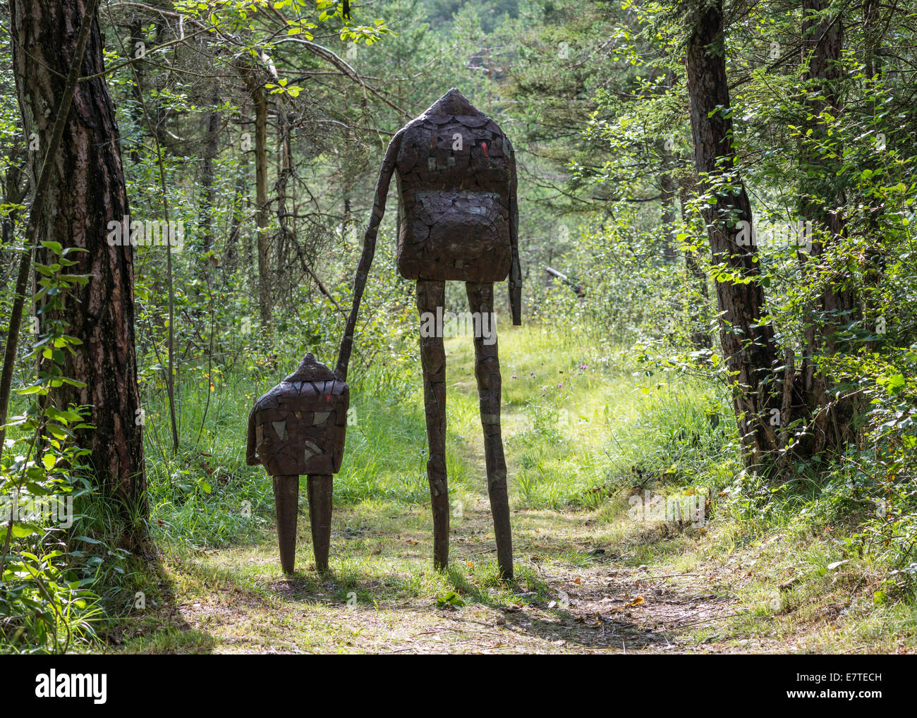 Metall-Skulptur "Il Vecchio e il Bambino", von Giovanni Bailoni, Teil des Kunstprojekts "Ledro Land Art" Pieve di Ledro Stockfoto