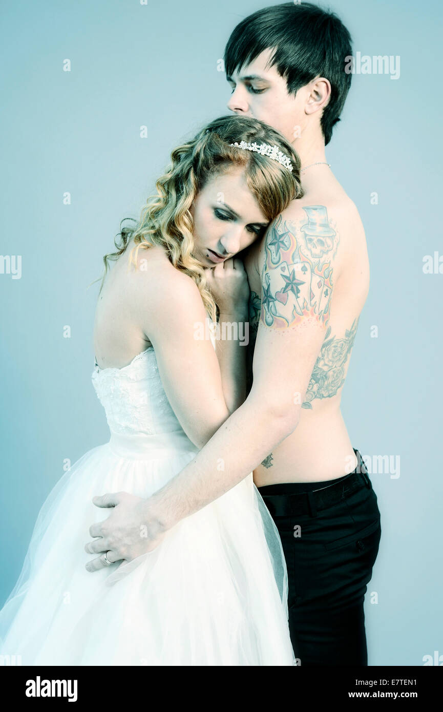 Hochzeit, Bild, Braut und Bräutigam, nackten Oberkörper Bräutigam mit tattoos Stockfoto