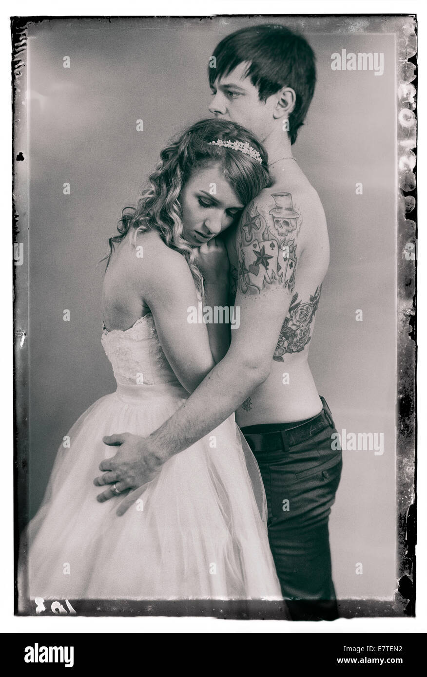 Hochzeit, Bild, Braut und Bräutigam, nackten Oberkörper Bräutigam mit tattoos Stockfoto