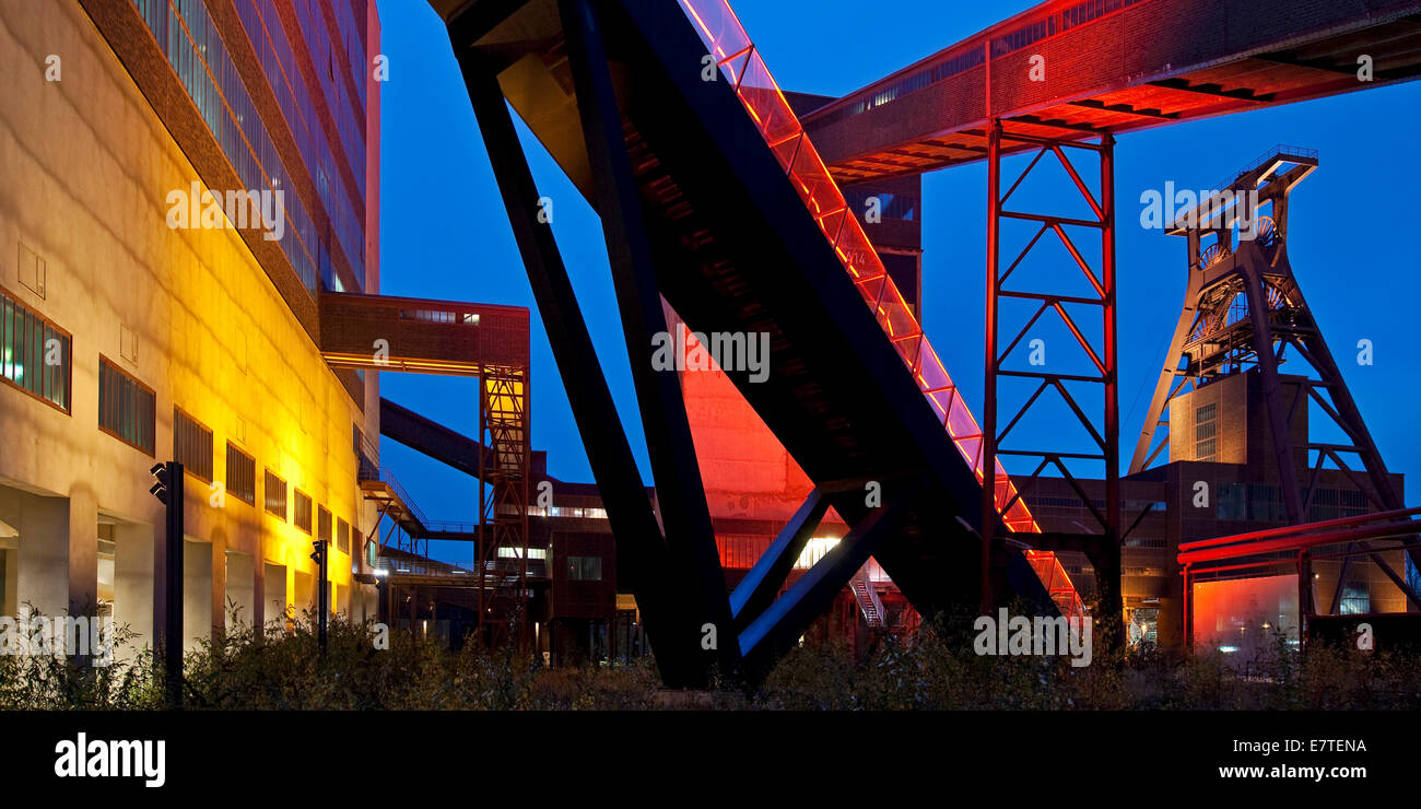 Beleuchtete Gangway zum Ruhr Museum auf der Zeche Zollverein Kohle Bergwerk Schacht XII mit Fördergerüst, Essen, Ruhrgebiet Stockfoto