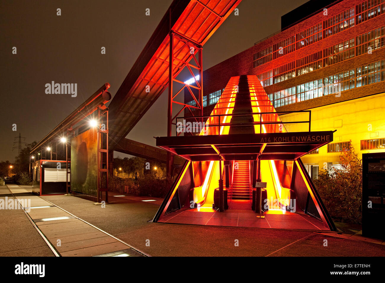 Beleuchtete Gangway zum Ruhr Museum auf der Zeche Zollverein Coal Mine Schacht XII, Essen, Ruhrgebiet, Nordrhein-Westfalen Stockfoto