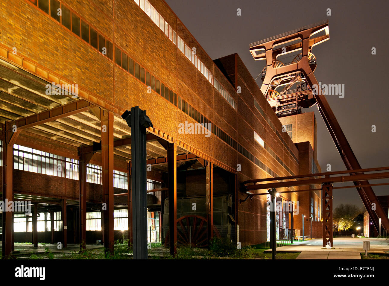 Zeche Zollverein Coal Mine Schacht XII mit Fördergerüst, beleuchtet bei Nacht, Essen, Ruhr Gebiet, North Rhine-Westphalia, Germany Stockfoto
