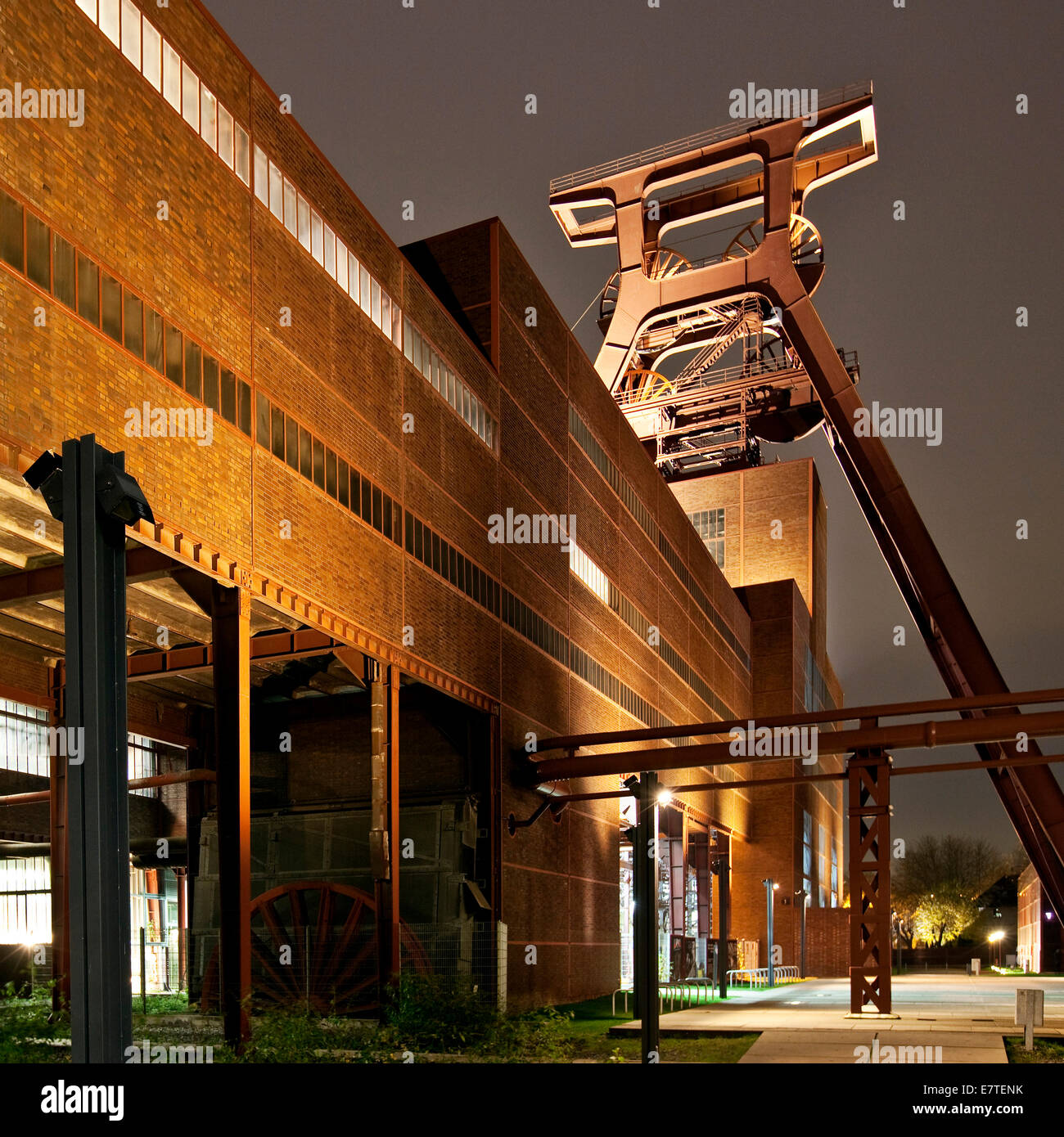 Zeche Zollverein Coal Mine Schacht XII mit Fördergerüst, beleuchtet bei Nacht, Essen, Ruhr Gebiet, North Rhine-Westphalia, Germany Stockfoto