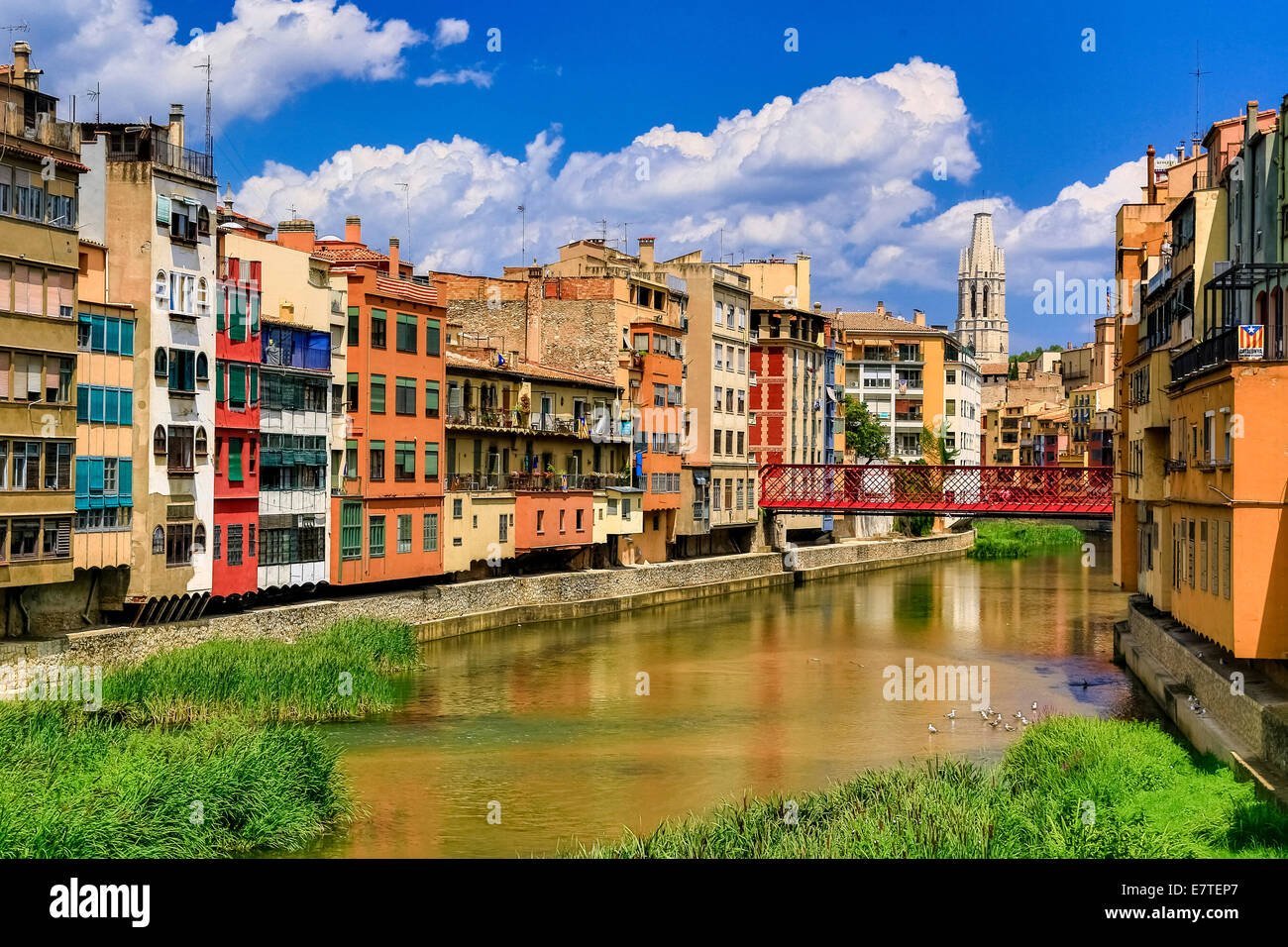 Bunte Häuser, rote Brücke, Fluss Onyar, Girona, Katalonien, Spanien Stockfoto