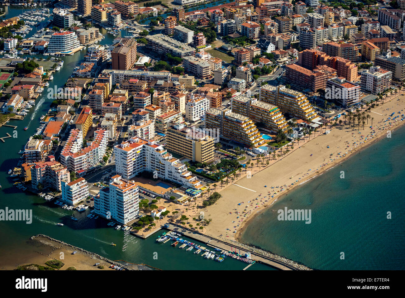 Luftbild, Hochhäuser, Urlaubsort am Strand, Rosen, Golf de Roses, Katalonien, Spanien Stockfoto