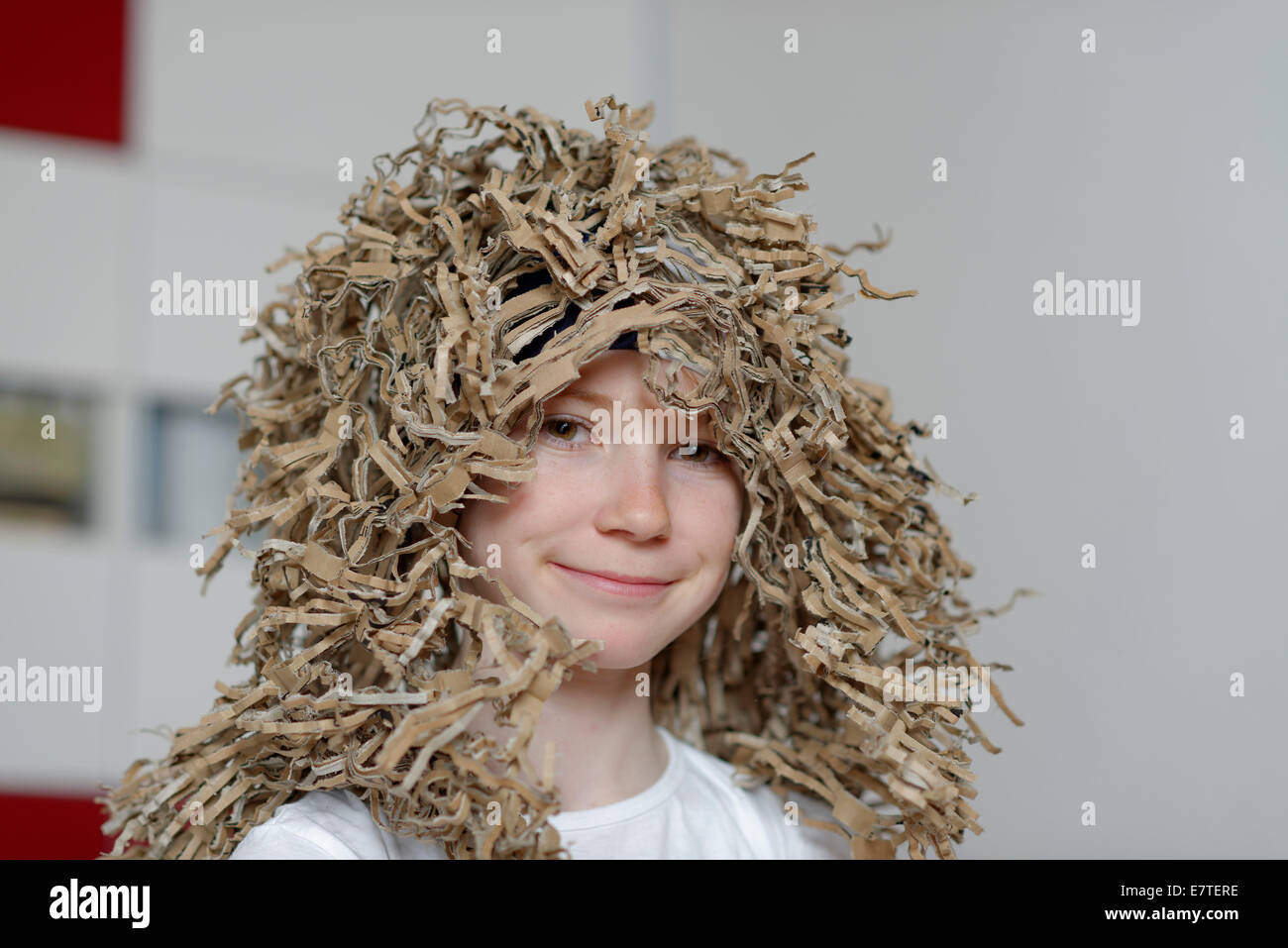 Mädchen das Tragen einer Perücke aus Kartonagen hergestellt Stockfoto