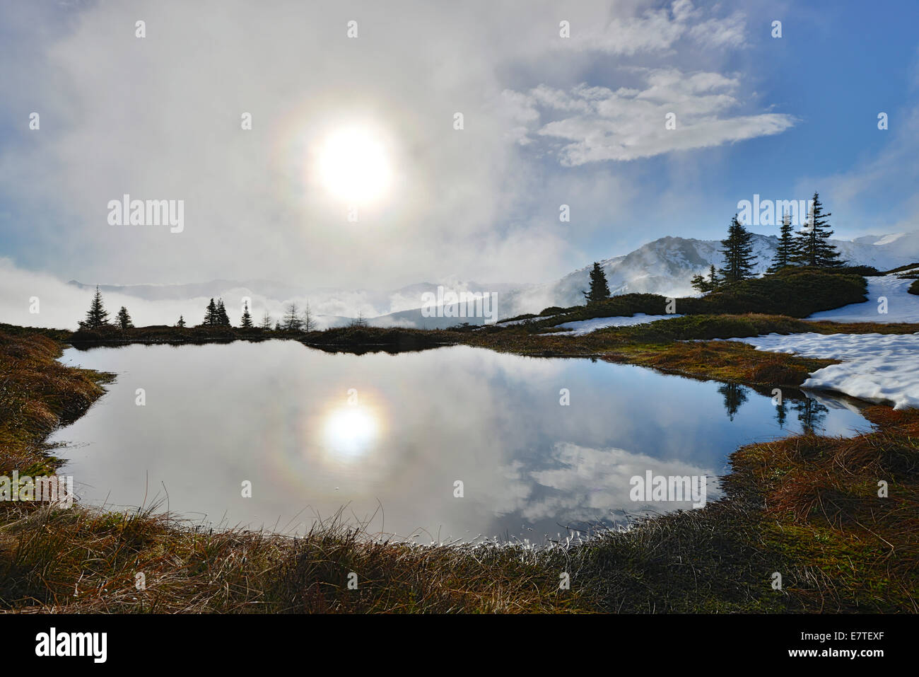 Berglandschaft mit Schnee, Zillertal Valley auf der Rückseite, Mt Kleiner Gamsstein, Tuxer Voralpen, Tirol, Österreich Stockfoto