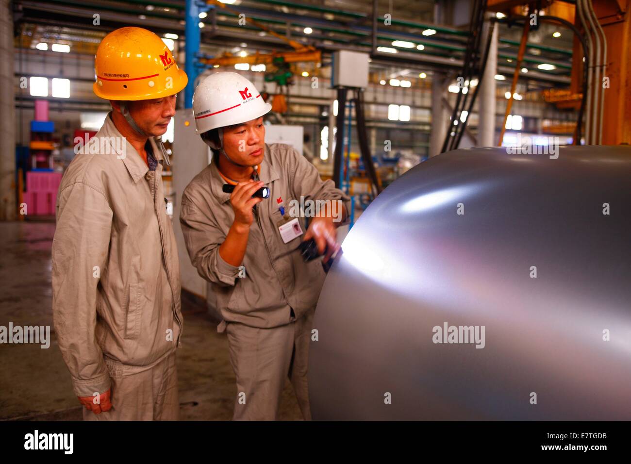 (140924)--Anshan, 24. September 2014 (Xinhua)--Stahlarbeiter verzinkte Platten an einem Seitenarm des Ma'anshan Iron and Steel Company (Magang Gruppe) in Ma'anshan Stadt, der ostchinesischen Provinz Anhui, 22. September 2014 prüfen. Im Jahr 1958 gegründete Magangs Stahlproduktion Kapazität derzeit beläuft sich auf 18 Millionen Tonnen, unter die Top 20 Stahlunternehmen in der Welt. Jedoch Stahlindustrie ist an einer niedrigen Ebbe zurück, und die Stahl-Maker hat neue Straße kommt man über das Tal gesucht. Magang entwickelt seit Jahren neben seiner Eisen- und Stahlbereich auch diversifizierte Industrie einschließlich Bodenschatz, fina Stockfoto