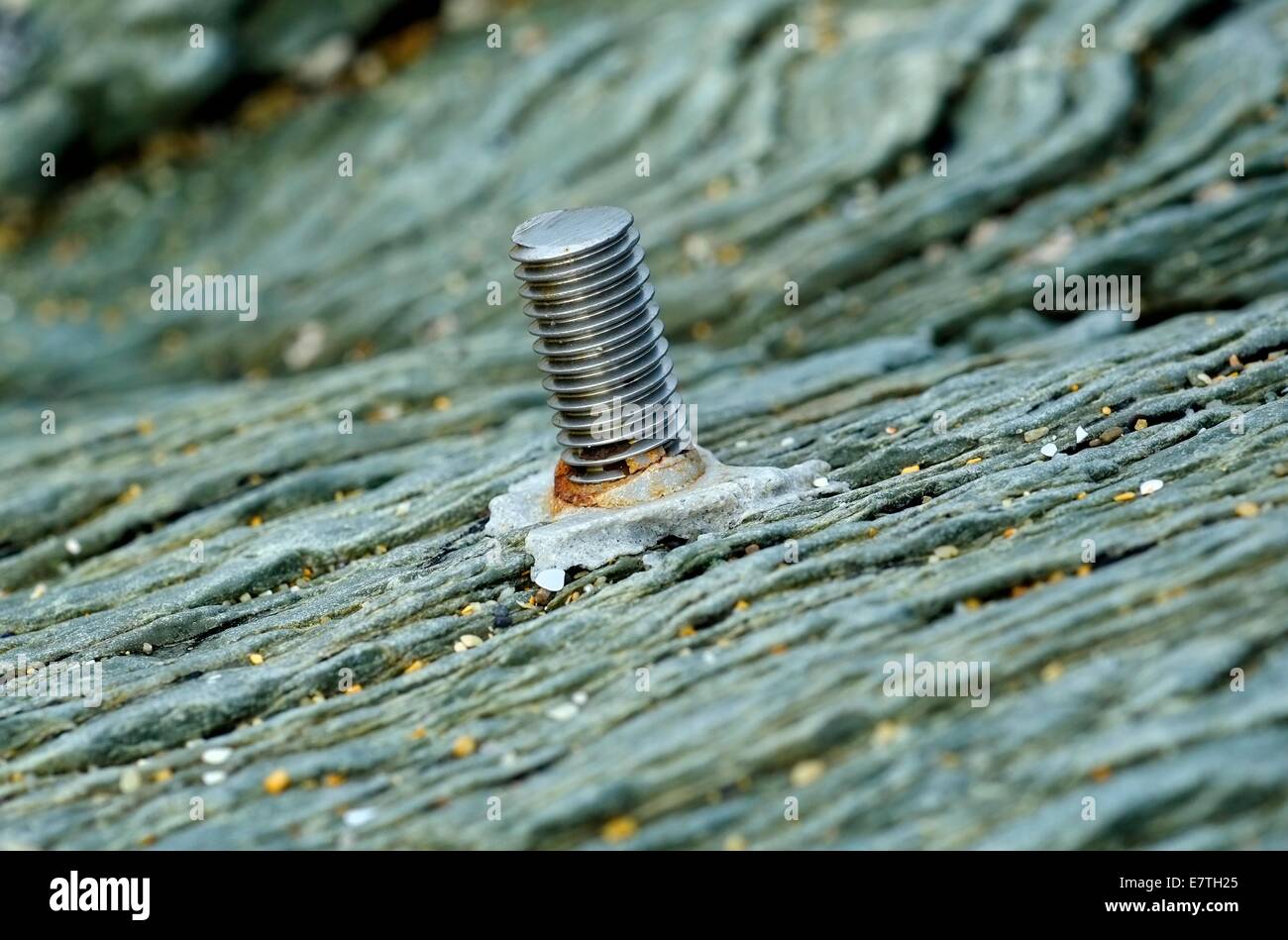 Eine Schraube in den Fels zementiert Gesicht England uk Stockfoto