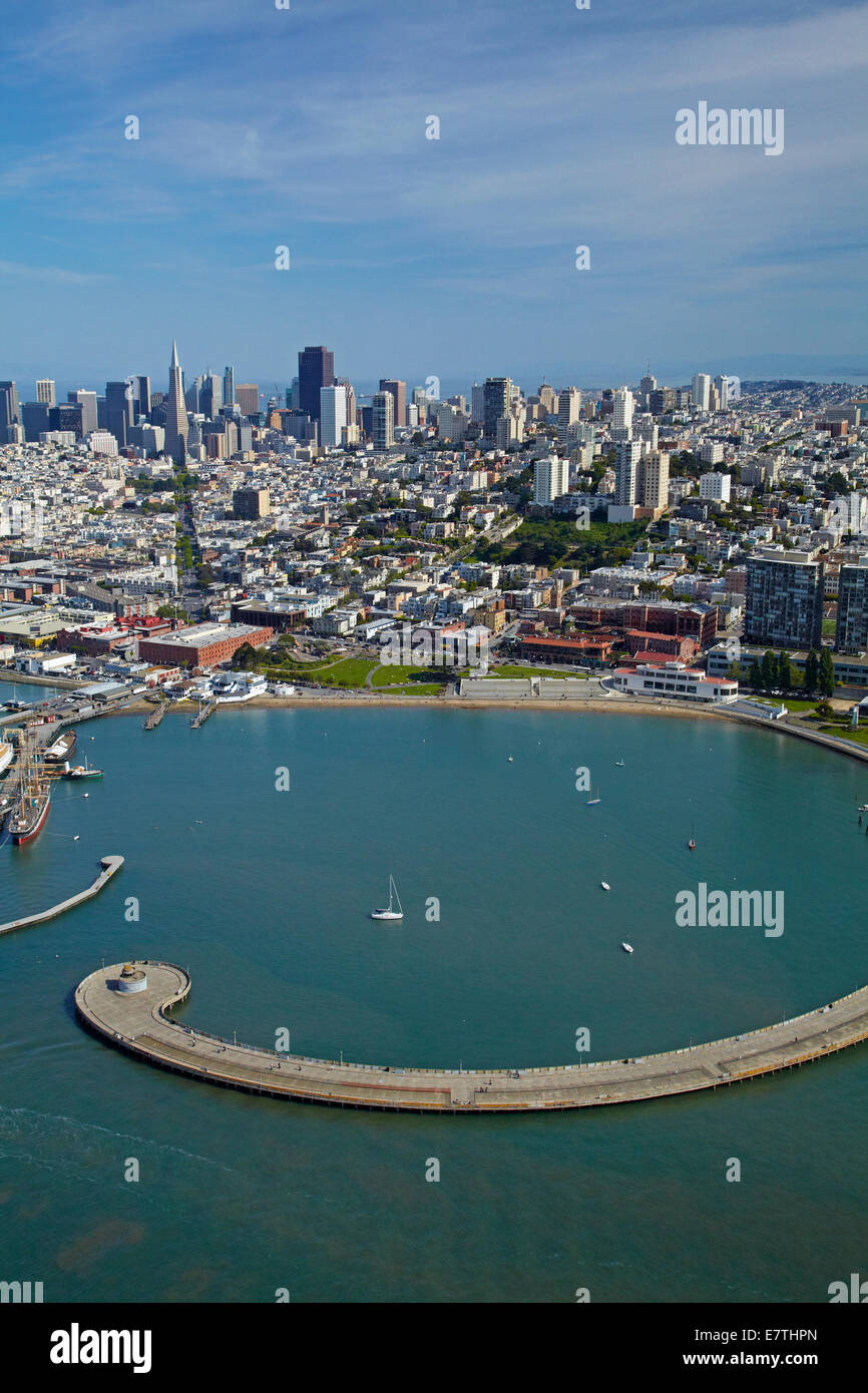 Municipal Pier und San Francisco Maritime National Historical Park, San Francisco, Kalifornien, USA - Antenne Stockfoto